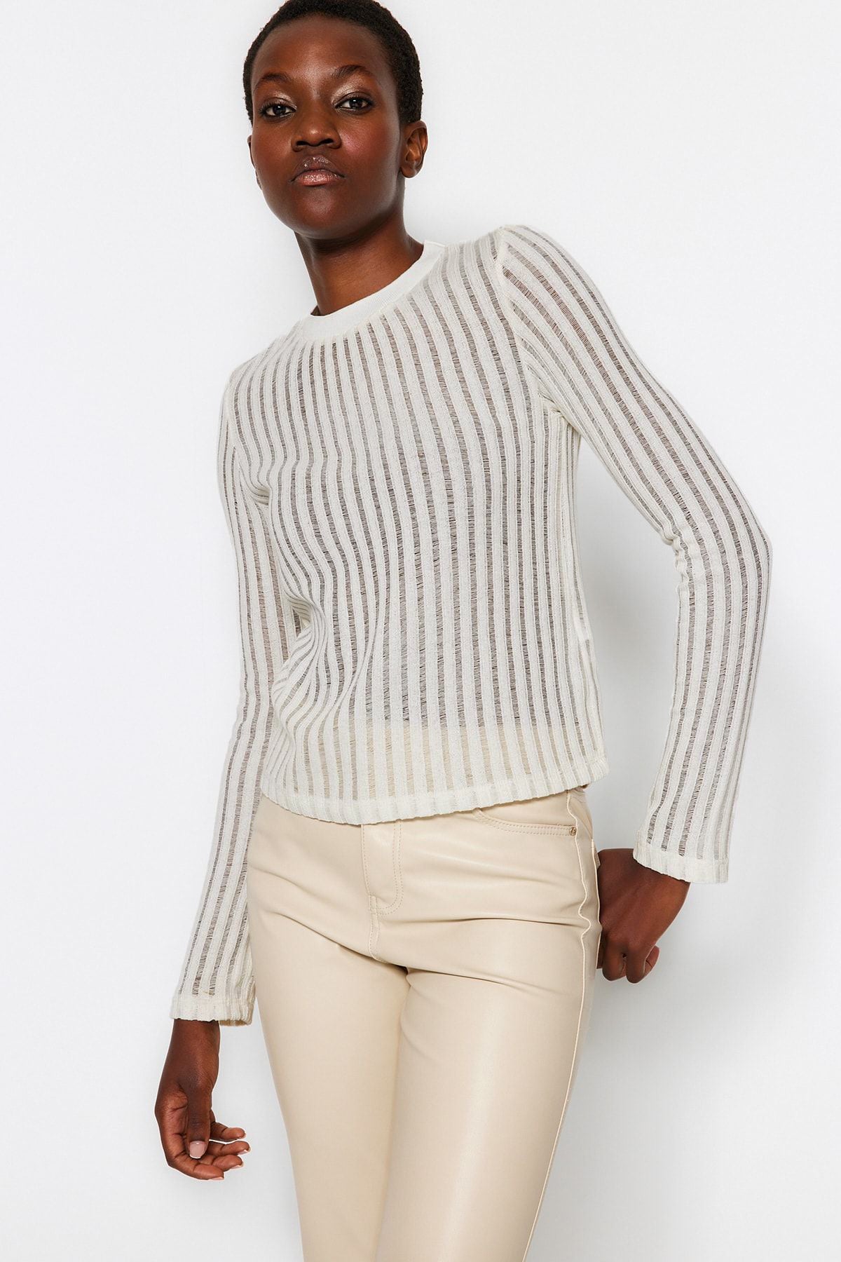 Ekru Transparan Triko Görünümlü Kumaş Regular Boy Bisiklet Yaka Örme Bluz TWOAW24BZ00094 Main image