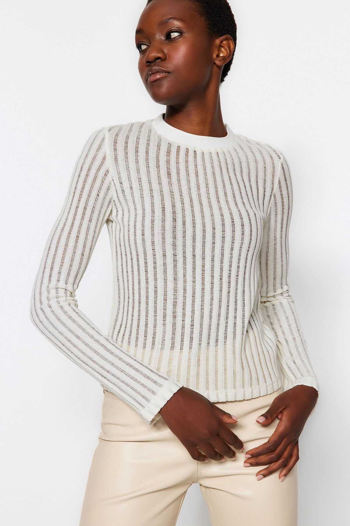 Ekru Transparan Triko Görünümlü Kumaş Regular Boy Bisiklet Yaka Örme Bluz TWOAW24BZ00094 Secondary image