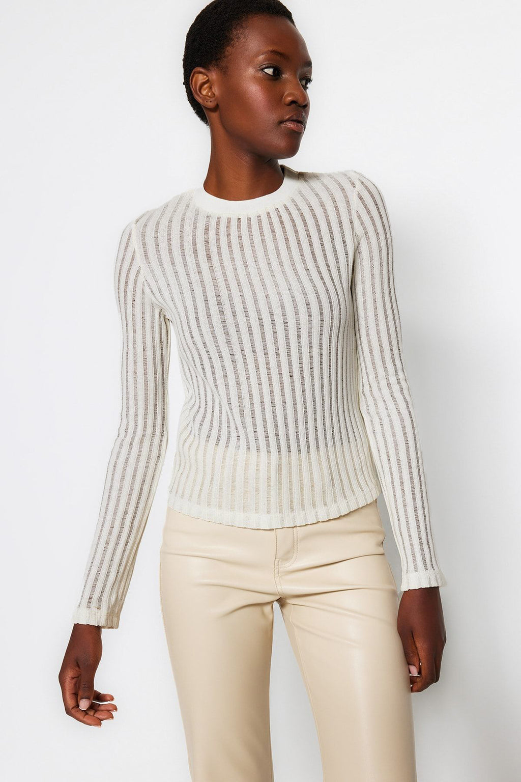 Ekru Transparan Triko Görünümlü Kumaş Regular Boy Bisiklet Yaka Örme Bluz TWOAW24BZ00094