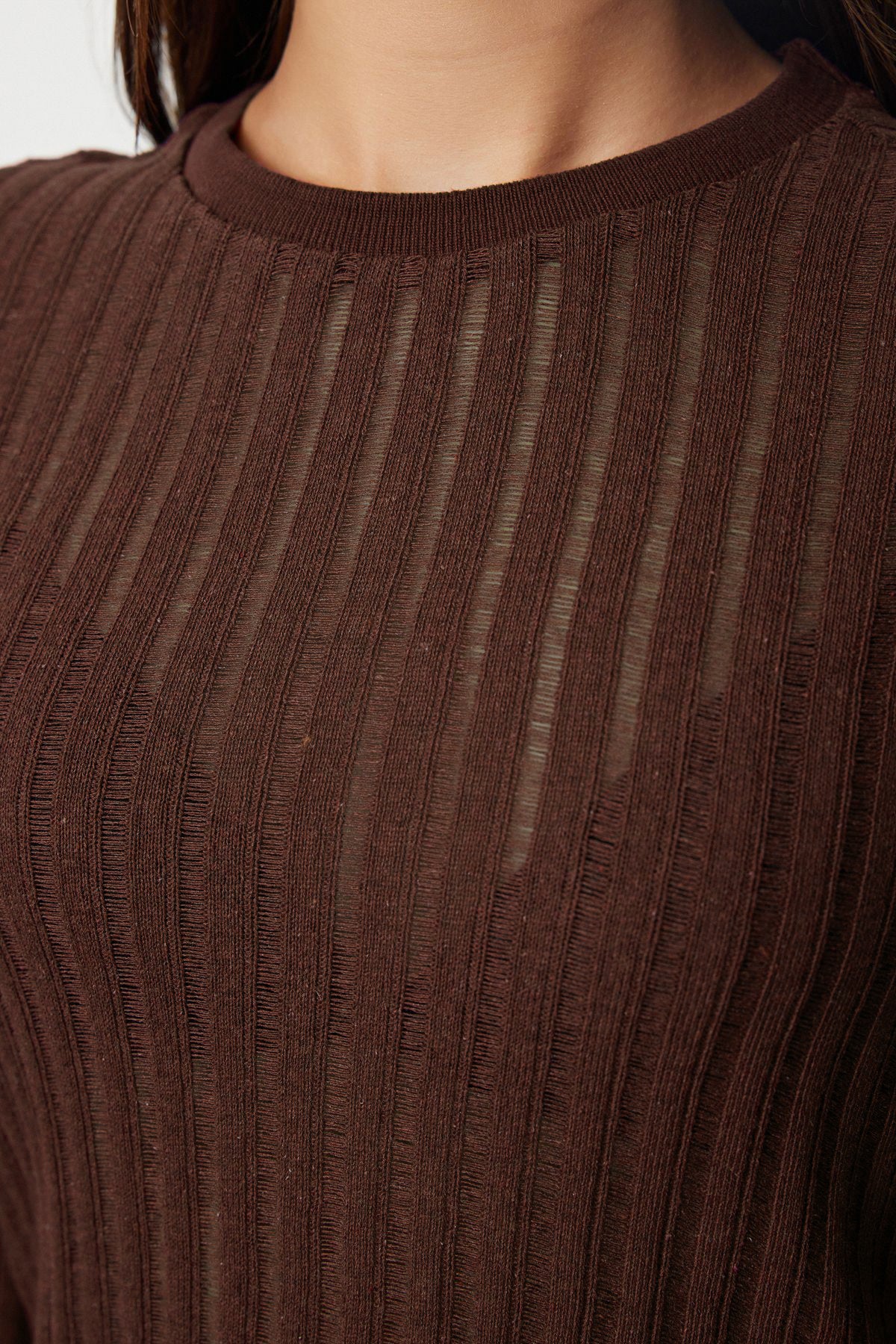 Koyu Kahverengi Transparan Triko Görünümlü Kumaş Regular Boy Bisiklet Yaka Örme Bluz TWOAW24BZ00094