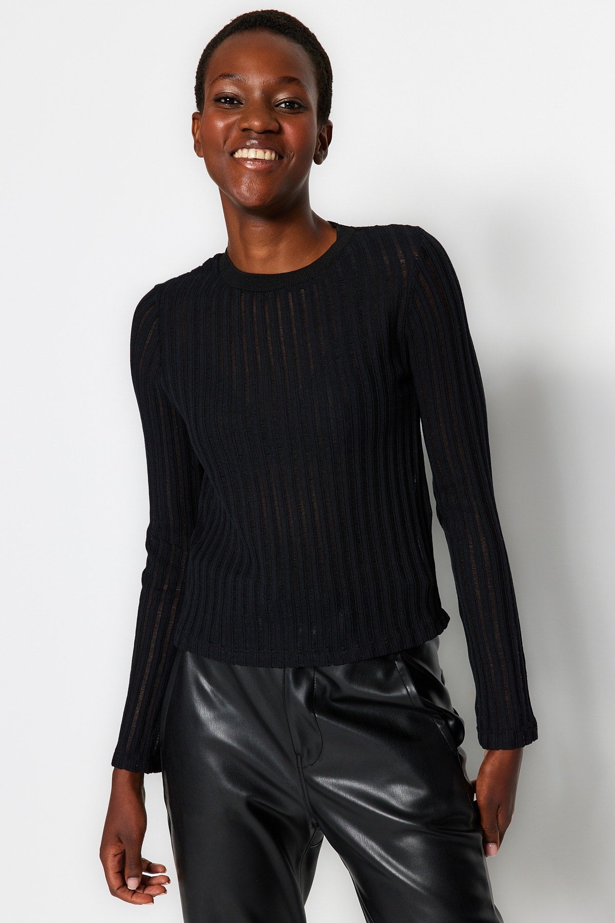 Siyah Transparan Triko Görünümlü Kumaş Regular Boy Bisiklet Yaka Örme Bluz TWOAW24BZ00094 Secondary image