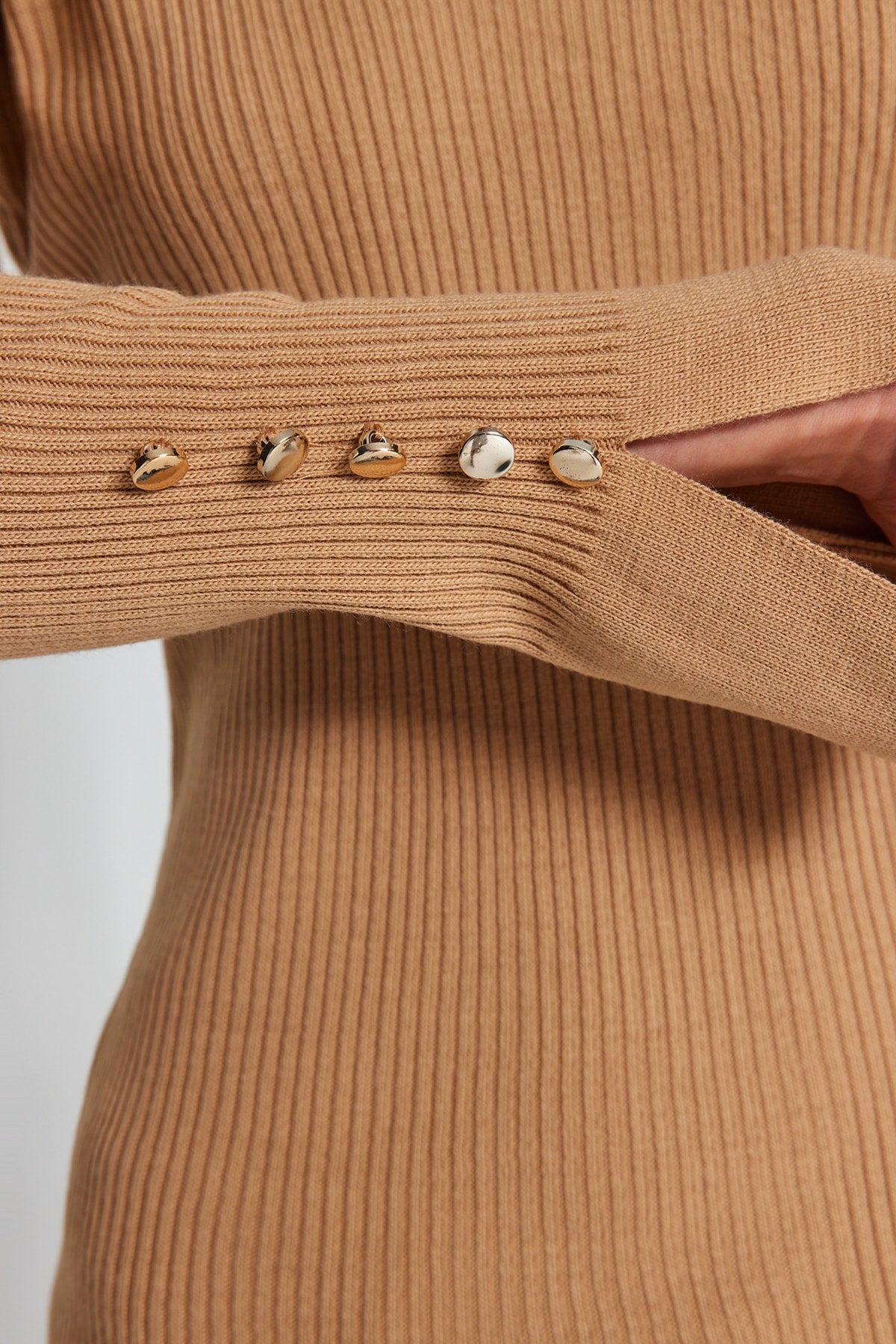 Camel Kol Ucu Düğme Detaylı Triko Kazak TWOAW24KZ00309