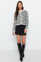 Ekru Yumuşak Dokulu Çizgili Fitted Triko Hırka TWOAW24HI00040