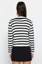 Ekru Yumuşak Dokulu Çizgili Fitted Triko Hırka TWOAW24HI00040