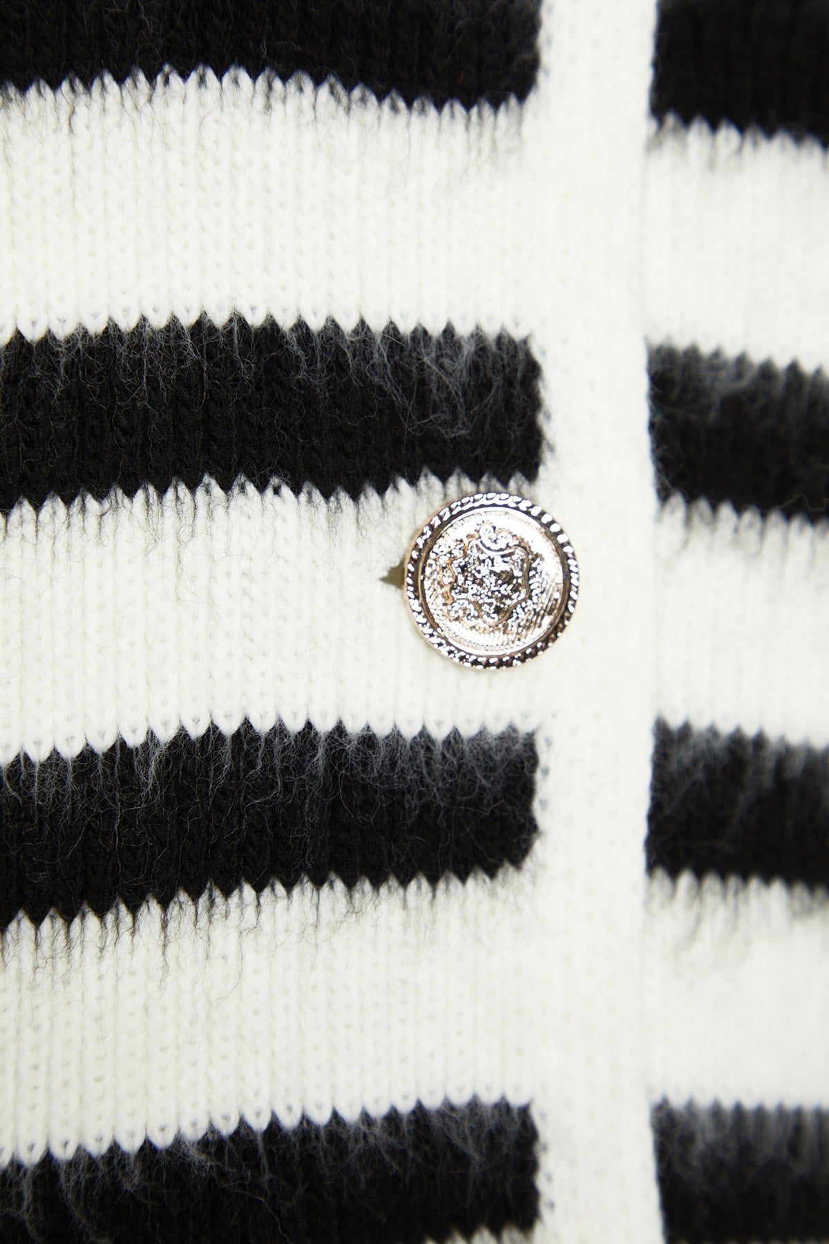 Ekru Yumuşak Dokulu Çizgili Fitted Triko Hırka TWOAW24HI00040