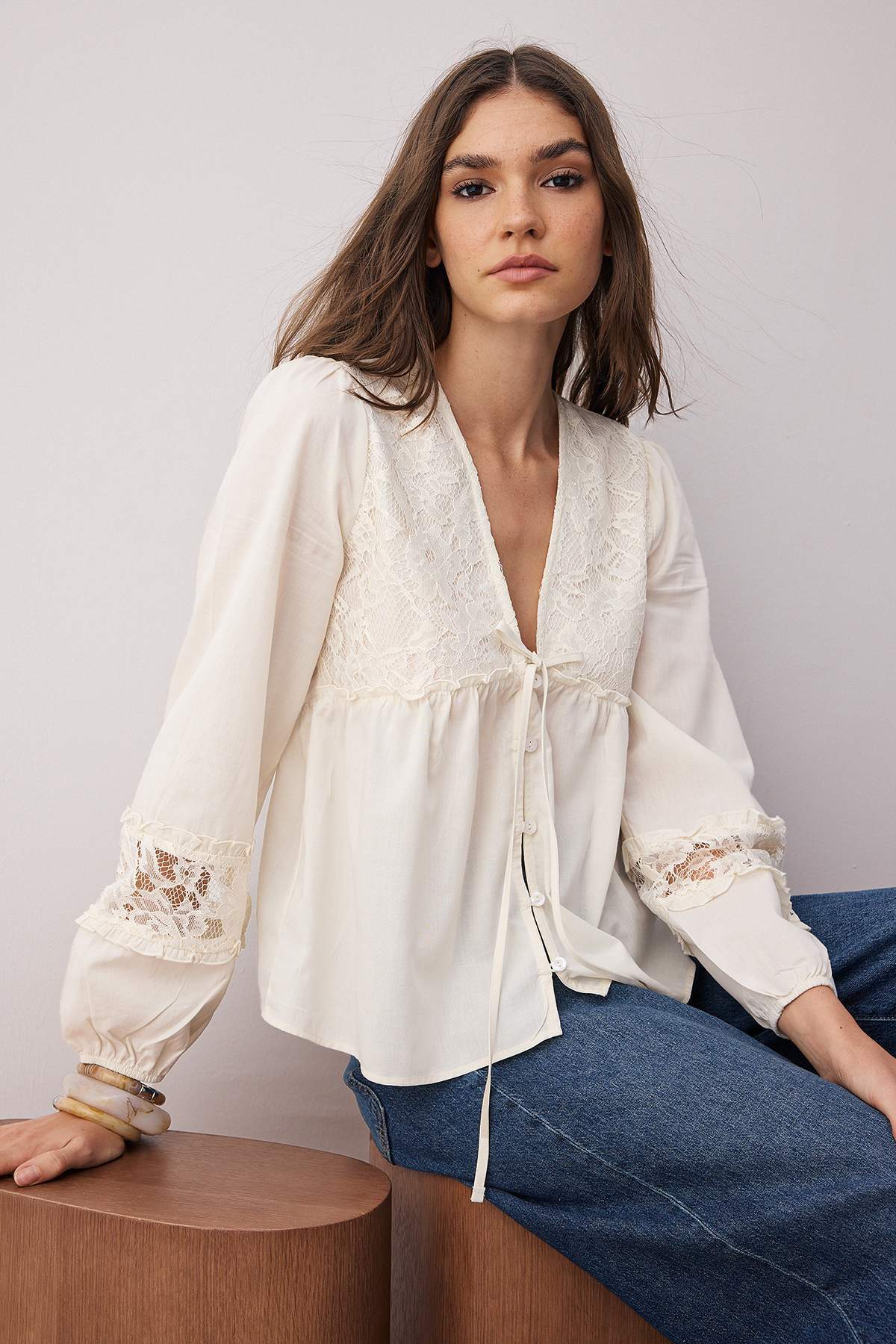 Ekru Dantelli Bağlamalı V Yaka Dokuma Bluz TWOAW26BZ00053 Main image
