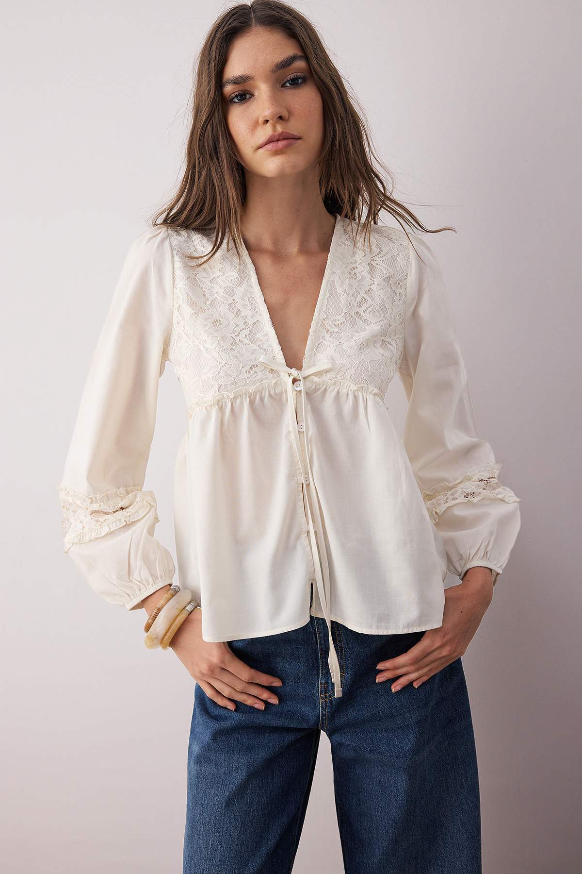Ekru Dantelli Bağlamalı V Yaka Dokuma Bluz TWOAW26BZ00053 Secondary image
