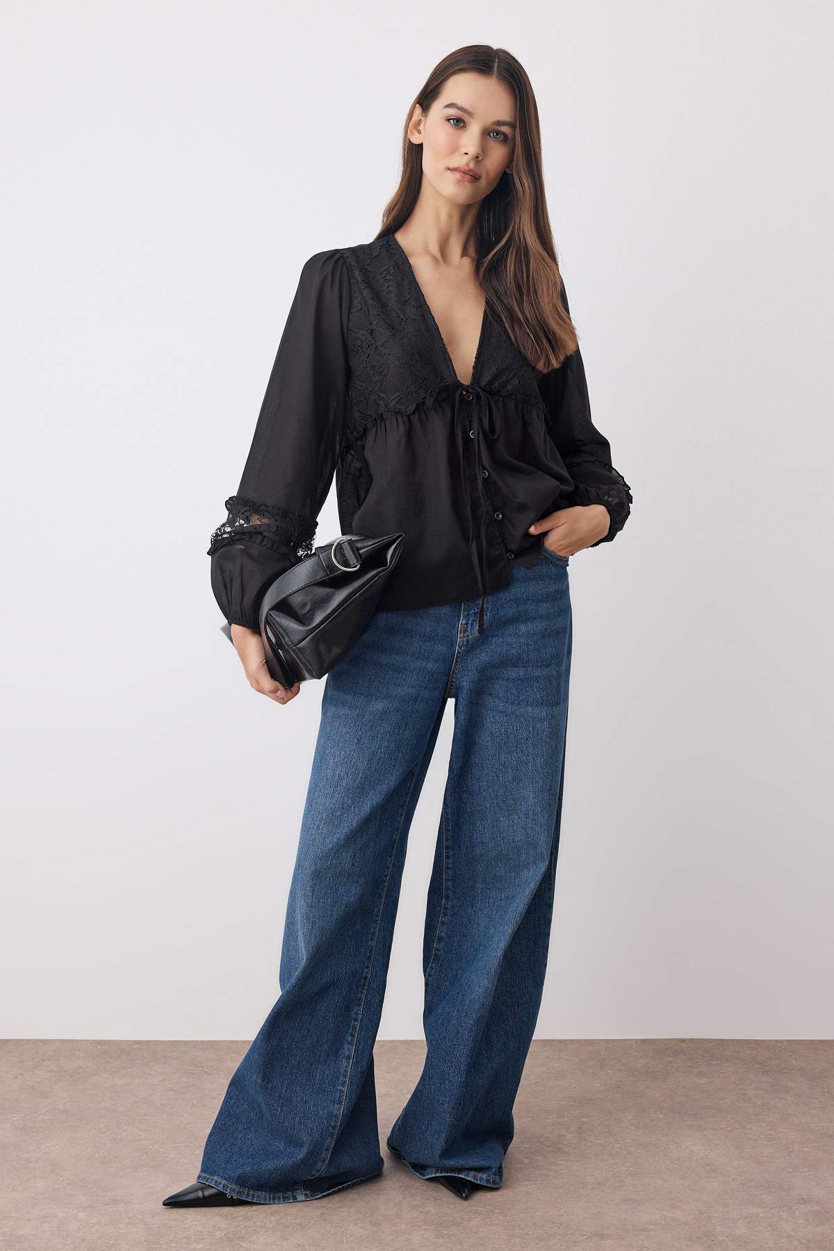 Siyah Dantelli Bağlamalı V Yaka  Dokuma Bluz TWOAW26BZ00053