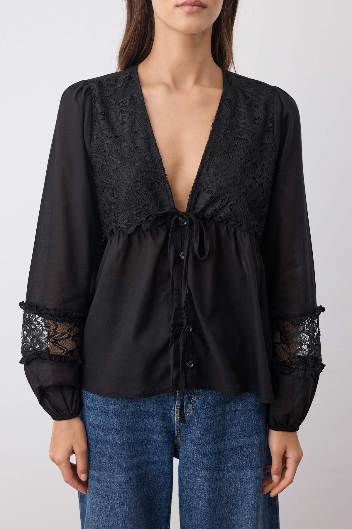 Siyah Dantelli Bağlamalı V Yaka  Dokuma Bluz TWOAW26BZ00053