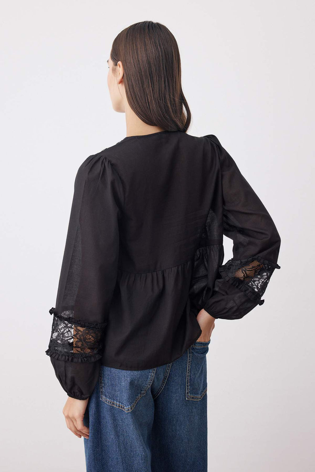 Siyah Dantelli Bağlamalı V Yaka  Dokuma Bluz TWOAW26BZ00053