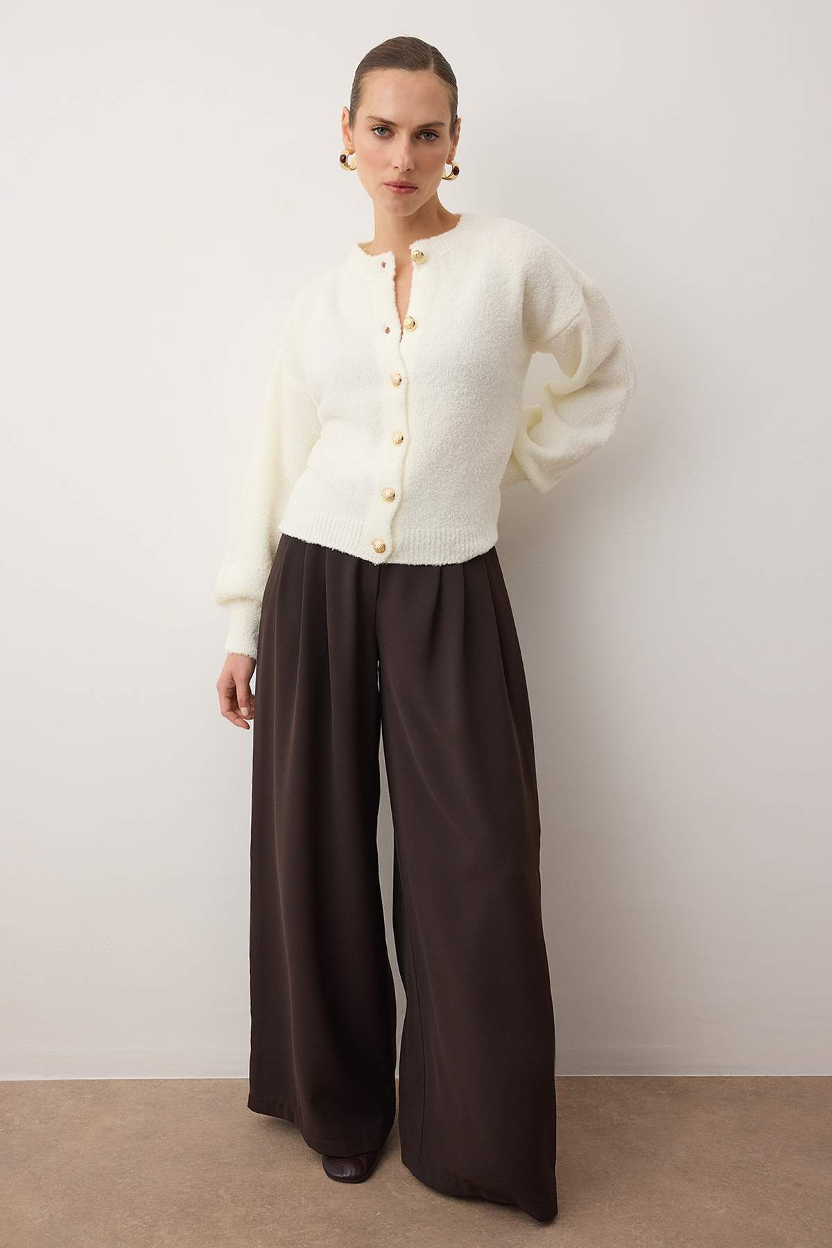 Ekru Düğme Detaylı Yumuşak Dokulu Ceket Görünümlü Triko Hırka TWOAW25HI00147 Secondary image