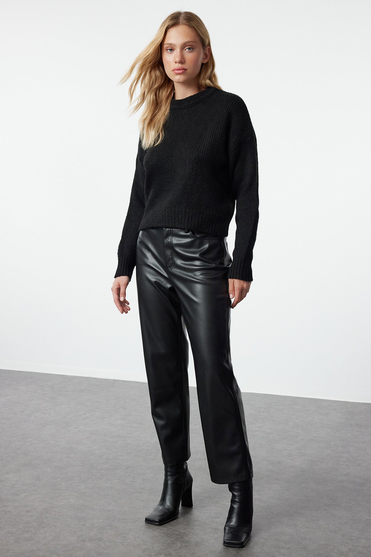 Siyah Geniş Kalıp Yumuşak Dokulu Basic Triko Kazak TWOAW23KZ00185 Secondary image