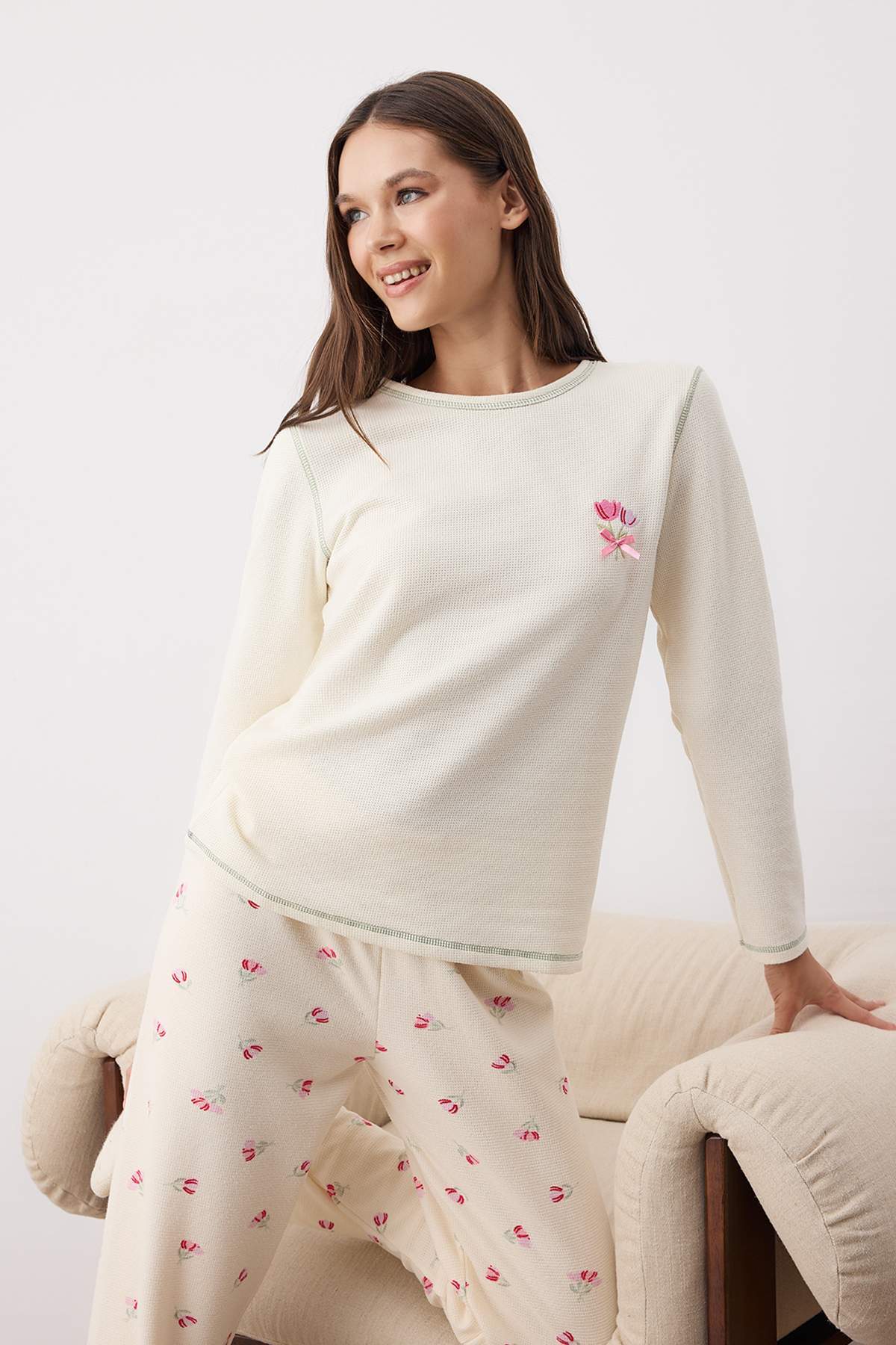 Ekru-Pembe Kurdele/Fiyonklu Yumuşak Kışlık Waffle Örme Pijama Takımı THMAW26PT00187 Secondary image