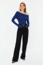 Açık Lacivert Premium Yumuşak Kumaşlı Fitted/Vücuda Oturan Kayık Yaka Örme Bluz TWOAW24BZ00227