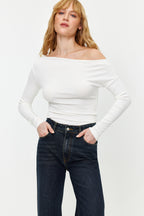 Ekru Premium Yumuşak Kumaşlı Fitted/Vücuda Oturan Kayık Yaka Örme Bluz TWOAW24BZ00227