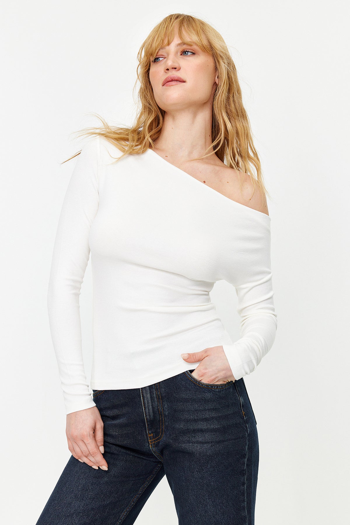 Ekru Premium Yumuşak Kumaşlı Fitted/Vücuda Oturan Kayık Yaka Örme Bluz TWOAW24BZ00227