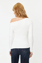 Ekru Premium Yumuşak Kumaşlı Fitted/Vücuda Oturan Kayık Yaka Örme Bluz TWOAW24BZ00227