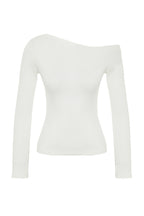 Ekru Premium Yumuşak Kumaşlı Fitted/Vücuda Oturan Kayık Yaka Örme Bluz TWOAW24BZ00227