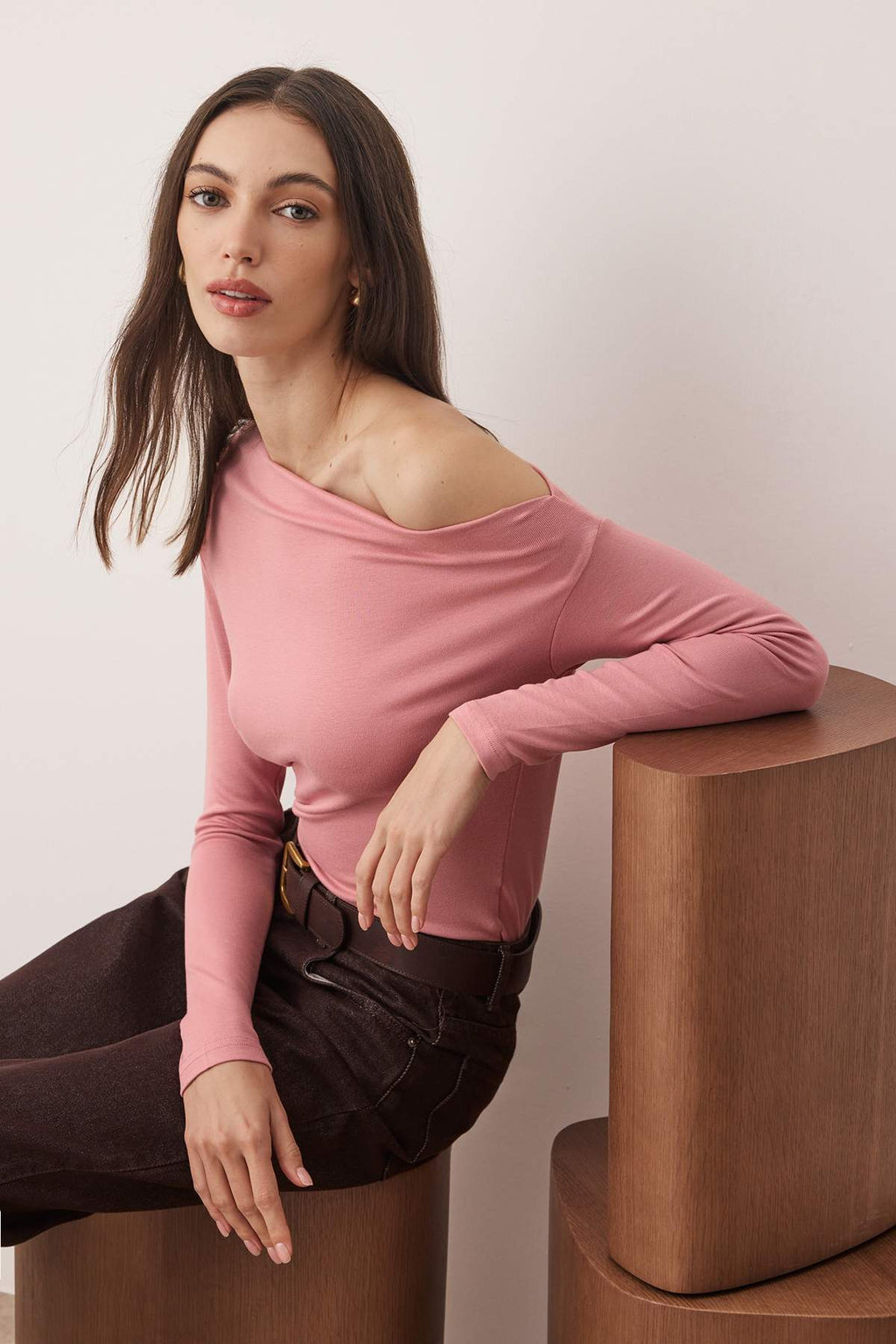 Gül Kurusu Düz Premium Yumuşak Kumaşlı Fitted/Vücuda Oturan Kayık Yaka Örme Bluz TWOAW24BZ00227