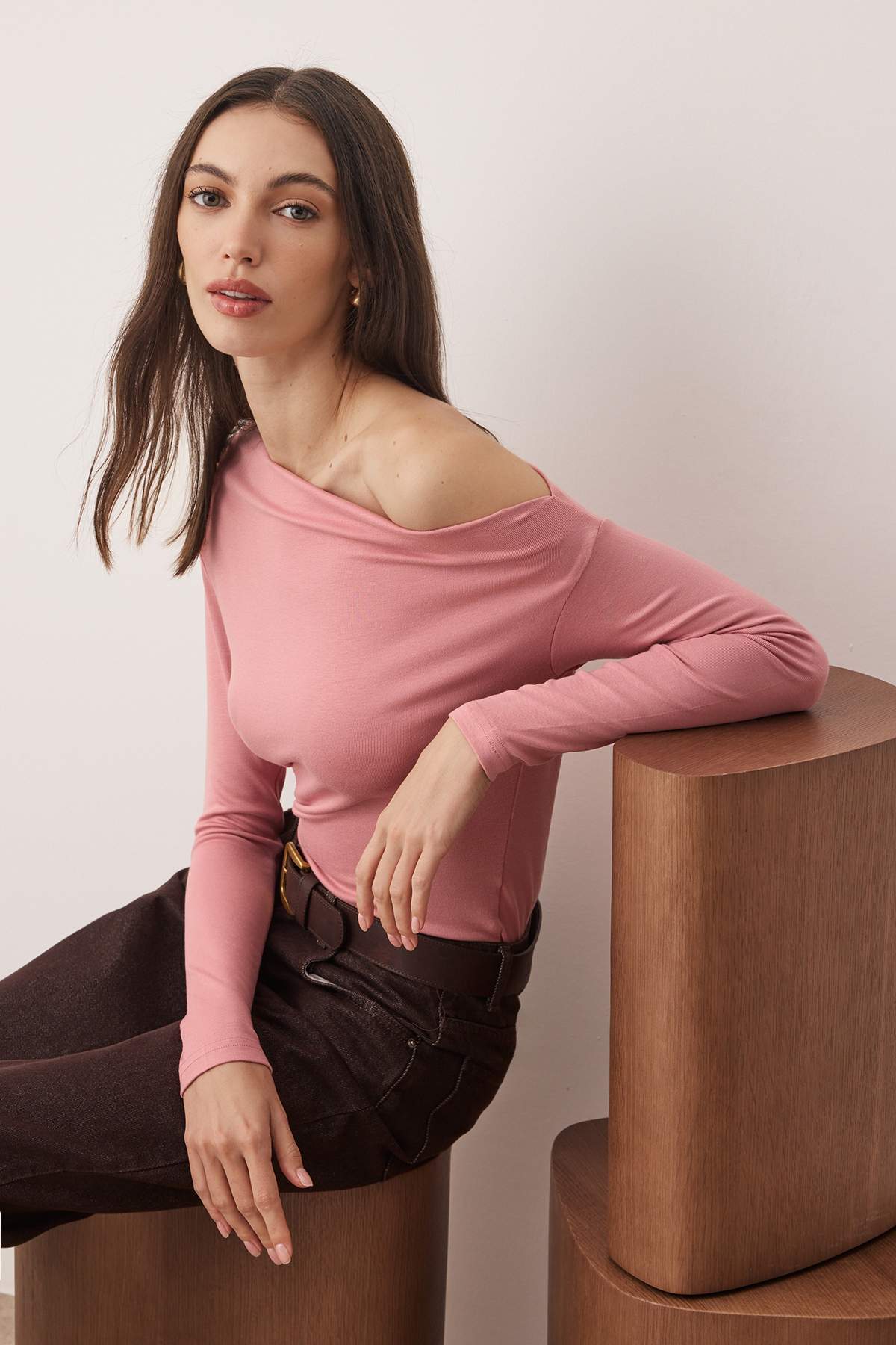 Gül Kurusu Düz Premium Yumuşak Kumaşlı Fitted/Vücuda Oturan Kayık Yaka Örme Bluz TWOAW24BZ00227