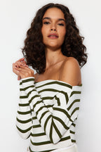 Haki Beyaz Çizgili Premium Yumuşak Kumaşlı Fitted Kayık Yaka Esnek Örme Bluz TWOAW24BZ00227