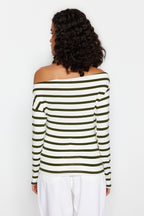 Haki Beyaz Çizgili Premium Yumuşak Kumaşlı Fitted Kayık Yaka Esnek Örme Bluz TWOAW24BZ00227