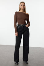 Kahverengi Düz Premium Yumuşak Kumaşlı Fitted/Vücuda Oturan Kayık Yaka Örme Bluz TWOAW24BZ00227