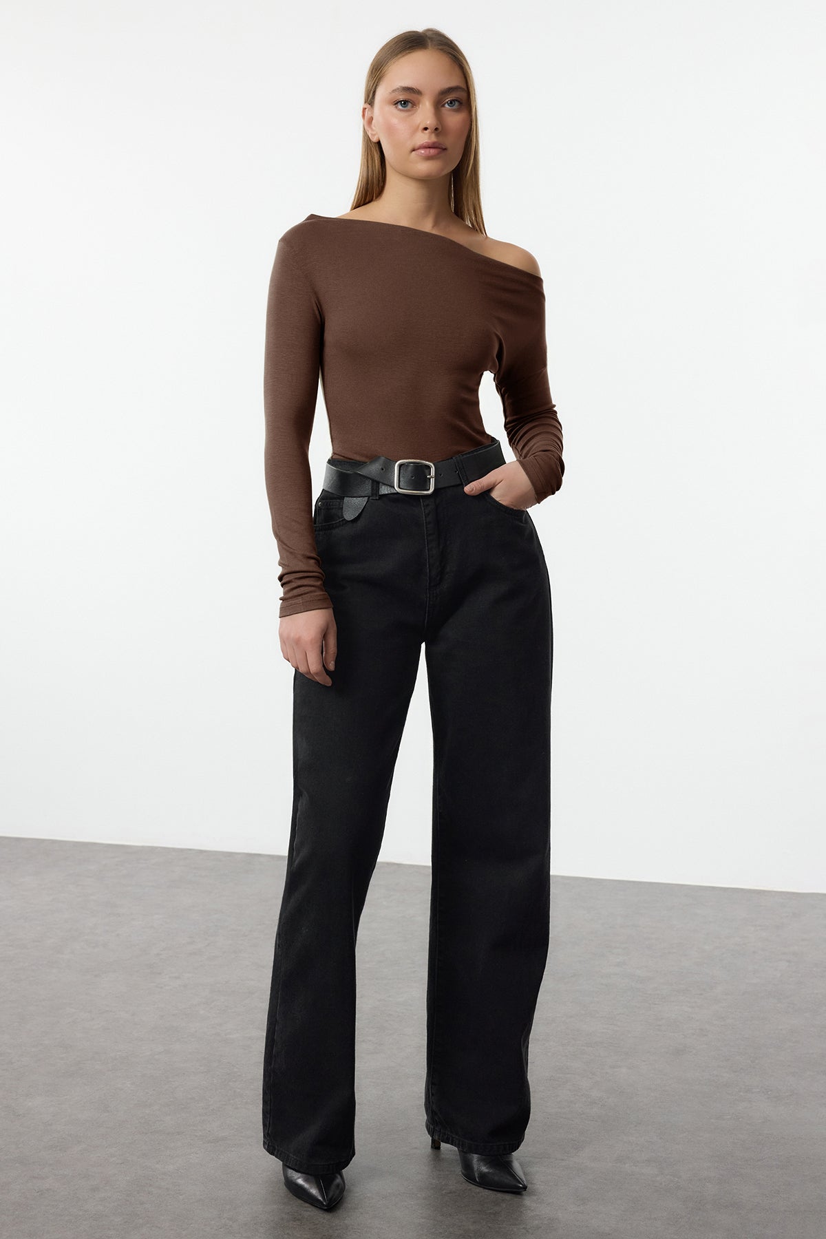 Kahverengi Düz Premium Yumuşak Kumaşlı Fitted/Vücuda Oturan Kayık Yaka Örme Bluz TWOAW24BZ00227