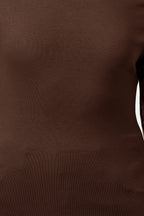 Kahverengi Düz Premium Yumuşak Kumaşlı Fitted/Vücuda Oturan Kayık Yaka Örme Bluz TWOAW24BZ00227