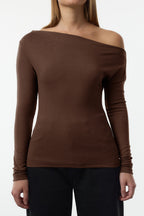 Kahverengi Düz Premium Yumuşak Kumaşlı Fitted/Vücuda Oturan Kayık Yaka Örme Bluz TWOAW24BZ00227