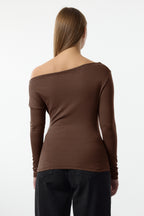 Kahverengi Düz Premium Yumuşak Kumaşlı Fitted/Vücuda Oturan Kayık Yaka Örme Bluz TWOAW24BZ00227