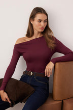 Mürdüm Premium Yumuşak Kumaşlı Fitted/Vücuda Oturan Kayık Yaka Örme Bluz TWOAW24BZ00227