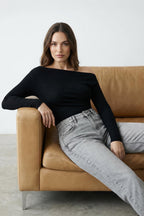 Siyah Düz Premium Yumuşak Kumaşlı Fitted/Vücuda Oturan Kayık Yaka Örme Bluz TWOAW24BZ00227