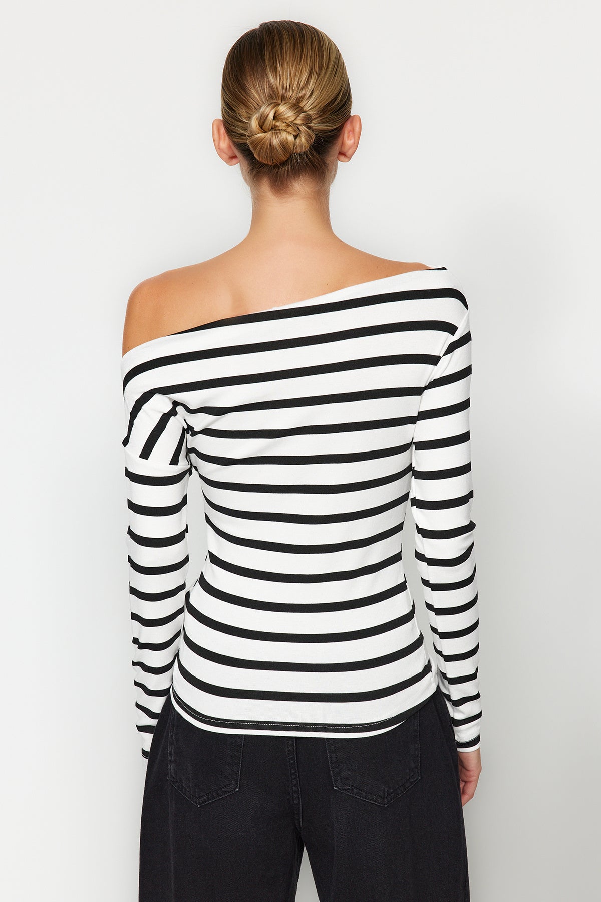 Siyah Beyaz Çizgili Premium Yumuşak Kumaşlı Fitted Kayık Yaka Esnek Örme Bluz TWOAW24BZ00227 Main image