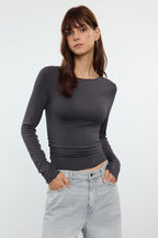 Antrasit Viskon/Yumuşak Kumaşlı Fitted Büzgü/Drape Detaylı Kayık Yaka Esnek Örme Bluz TWOAW25BZ00225