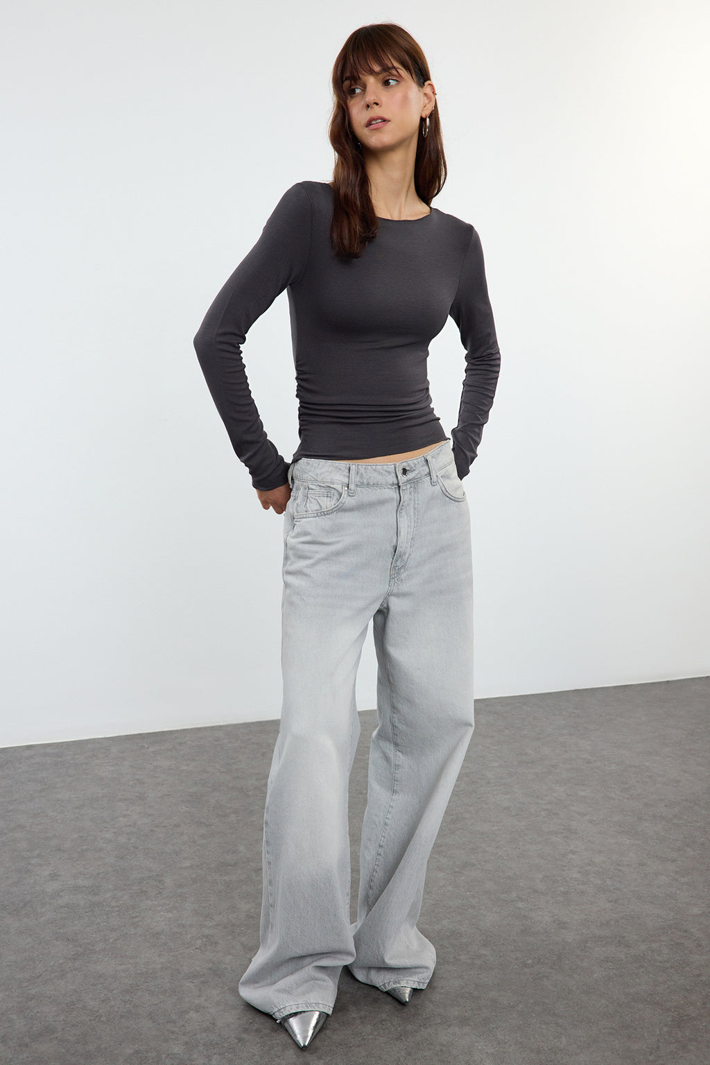 Antrasit Viskon/Yumuşak Kumaşlı Fitted Büzgü/Drape Detaylı Kayık Yaka Esnek Örme Bluz TWOAW25BZ00225