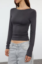 Antrasit Viskon/Yumuşak Kumaşlı Fitted Büzgü/Drape Detaylı Kayık Yaka Esnek Örme Bluz TWOAW25BZ00225