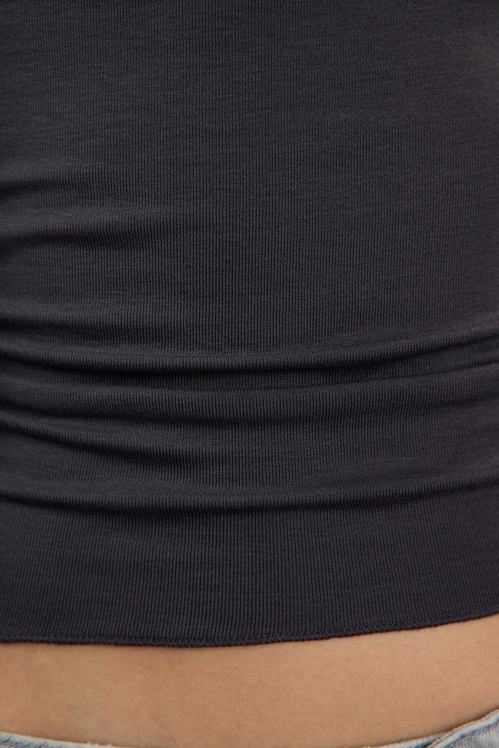 Antrasit Viskon/Yumuşak Kumaşlı Fitted Büzgü/Drape Detaylı Kayık Yaka Esnek Örme Bluz TWOAW25BZ00225