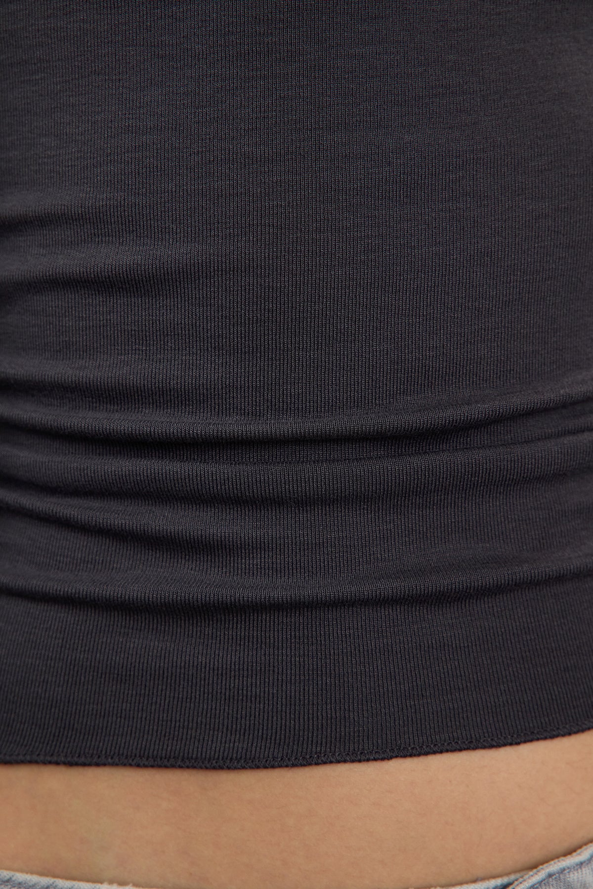 Antrasit Viskon/Yumuşak Kumaşlı Fitted Büzgü/Drape Detaylı Kayık Yaka Esnek Örme Bluz TWOAW25BZ00225