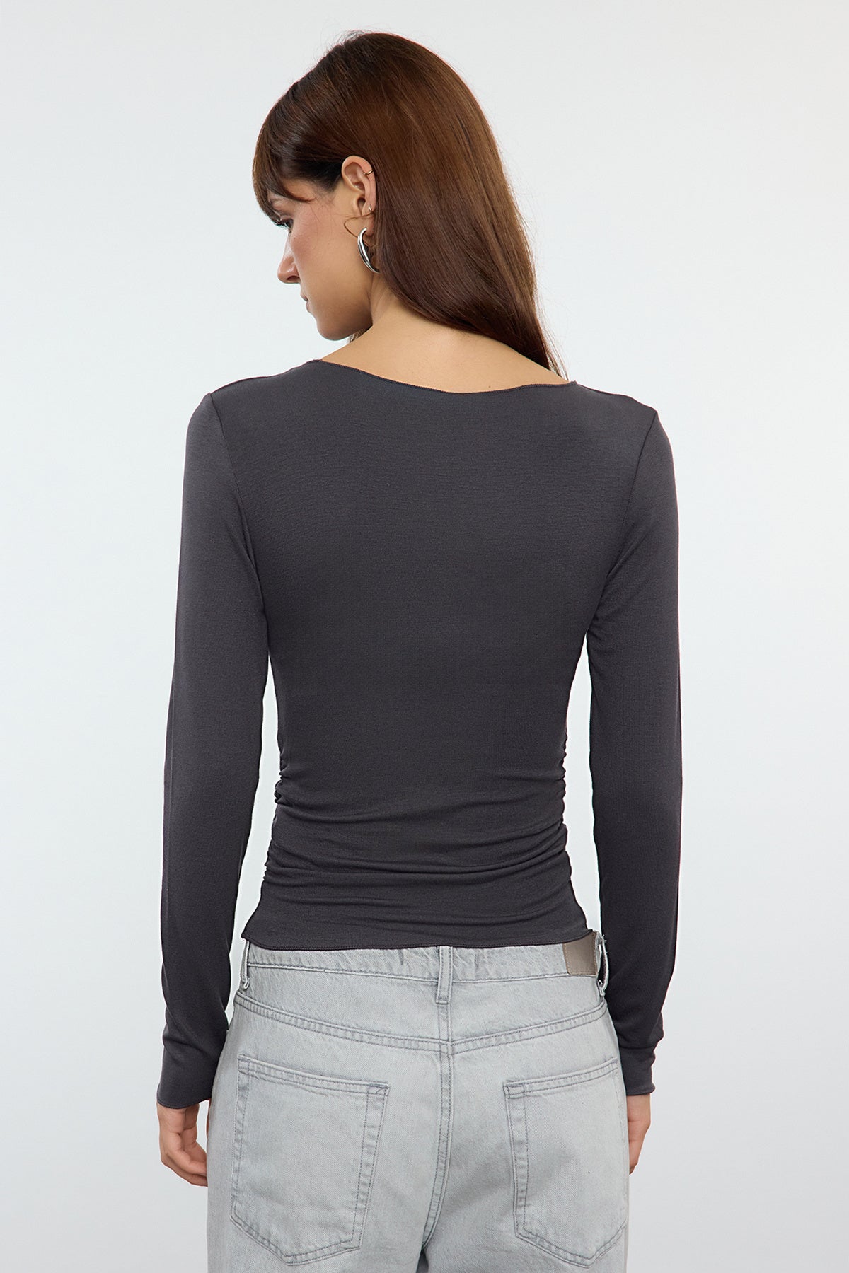 Antrasit Viskon/Yumuşak Kumaşlı Fitted Büzgü/Drape Detaylı Kayık Yaka Esnek Örme Bluz TWOAW25BZ00225