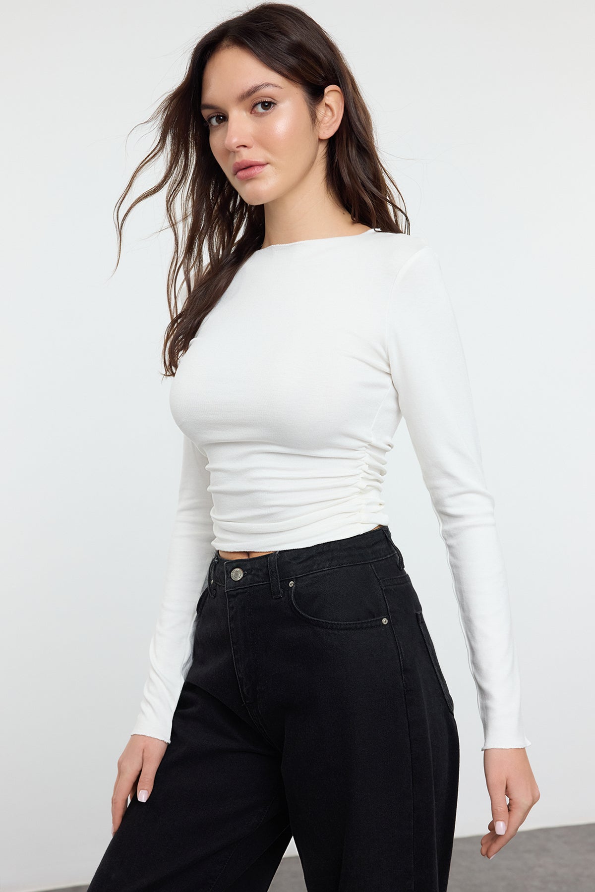 Ekru Viskon/Yumuşak Kumaşlı Fitted Büzgü/Drape Detaylı Kayık Yaka Esnek Örme Bluz TWOAW25BZ00225 Main image