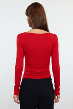Kırmızı Viskon/Yumuşak Kumaşlı Fitted Büzgü/Drape Detaylı Kayık Yaka Esnek Örme Bluz TWOAW25BZ00225