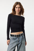 Siyah Viskon/Yumuşak Kumaşlı Fitted Büzgü/Drape Detaylı Kayık Yaka Esnek Örme Bluz TWOAW25BZ00225