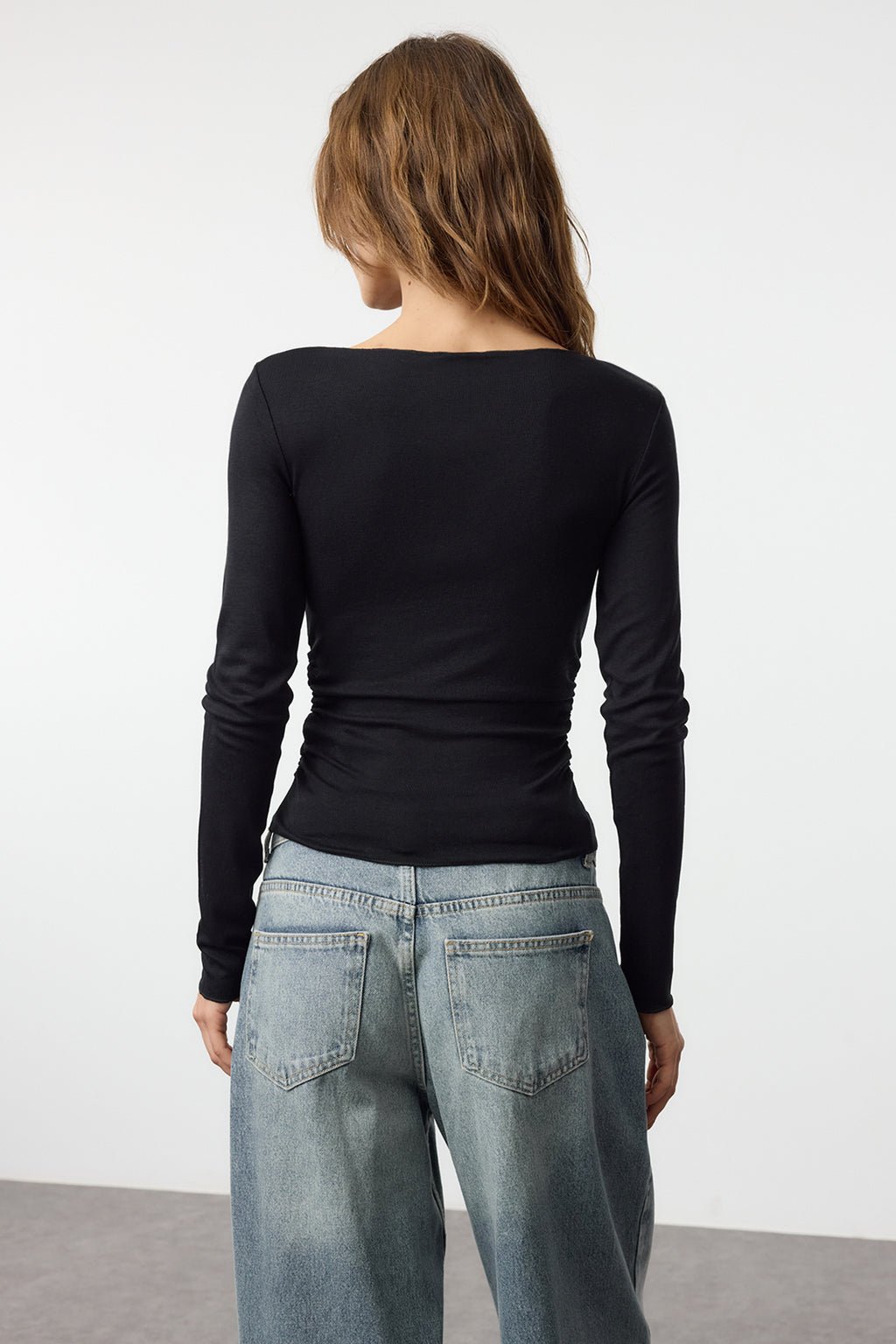 Siyah Viskon/Yumuşak Kumaşlı Fitted Büzgü/Drape Detaylı Kayık Yaka Esnek Örme Bluz TWOAW25BZ00225