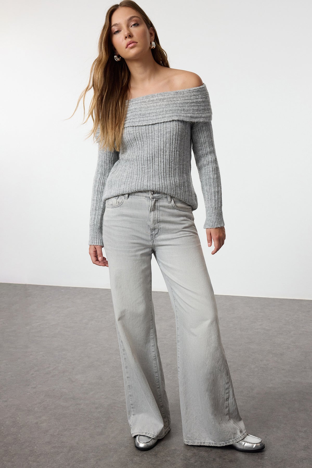 Gri Yumuşak Dokulu Carmen Yaka Triko Kazak TWOAW25KZ00076 Secondary image