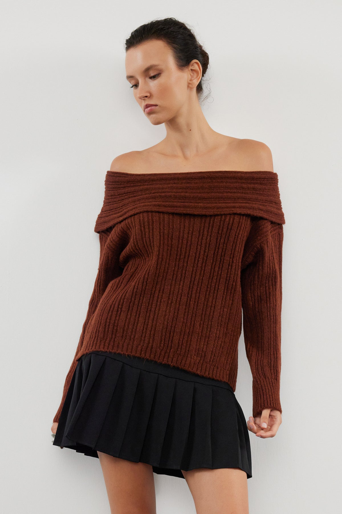 Kahverengi Yumuşak Dokulu Carmen Yaka Triko Kazak TWOAW25KZ00076 Secondary image