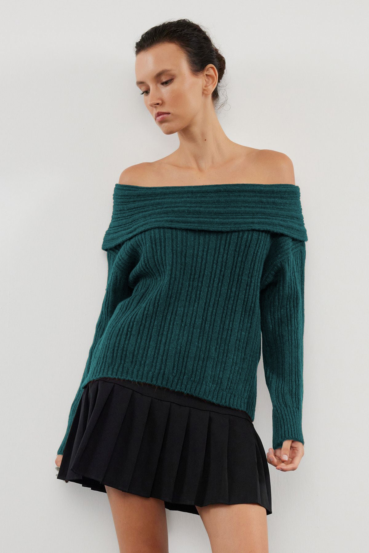 Zümrüt Yeşili Yumuşak Dokulu Carmen Yaka Triko Kazak TWOAW25KZ00076 Secondary image