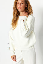 Ekru Yumuşak Dokulu Düğme Detaylı Triko Kazak TWOAW24KZ00384