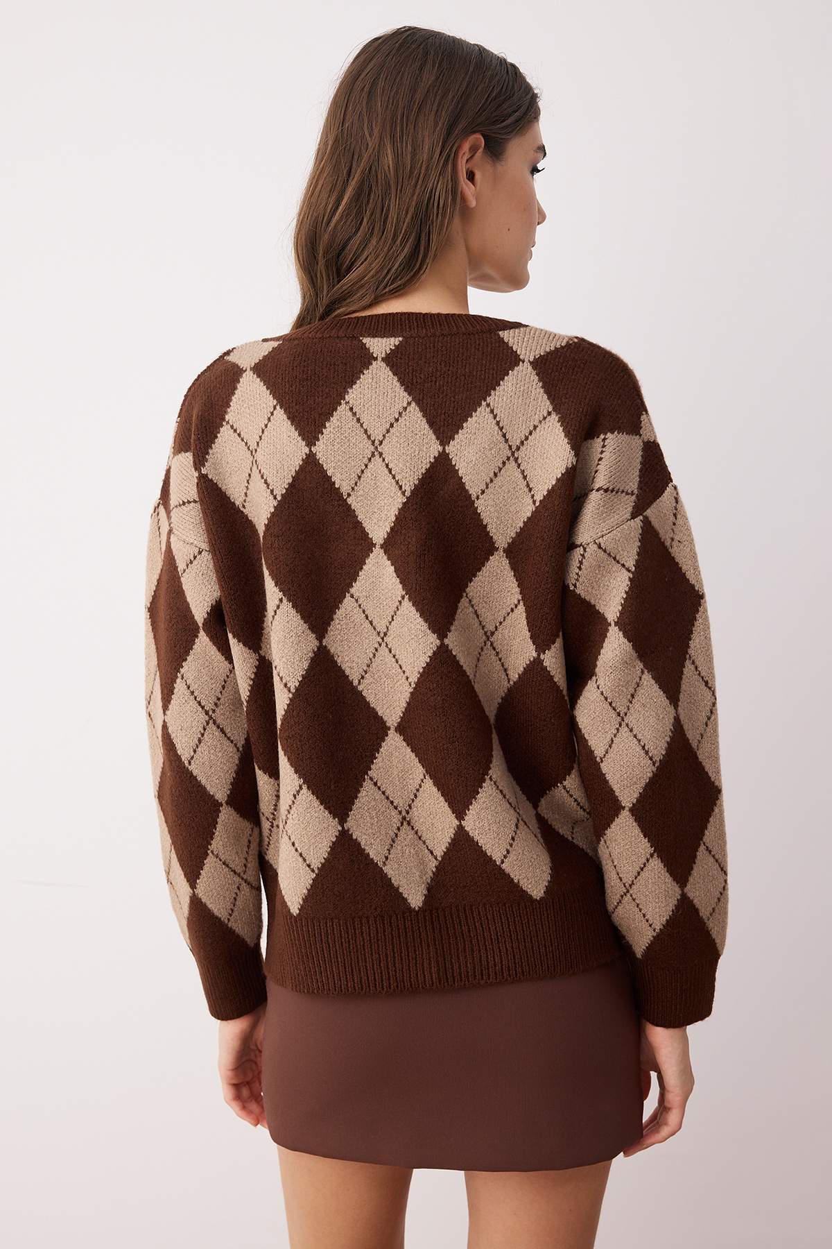 Koyu Kahverengi Yumuşak Dokulu Geniş Kalıp V Yaka Baklava Triko Kazak TWOAW25KZ00200