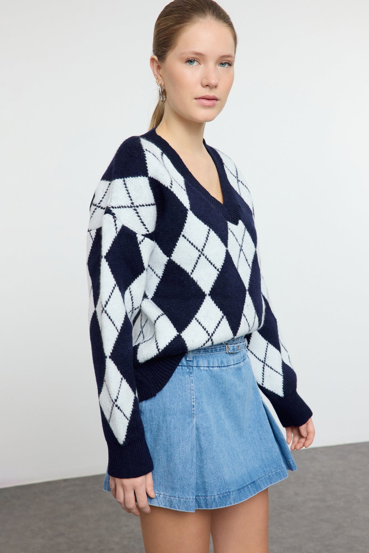 Lacivert Yumuşak Dokulu V Yaka Geniş Kalıp Baklava Triko Kazak TWOAW25KZ00200 Secondary image